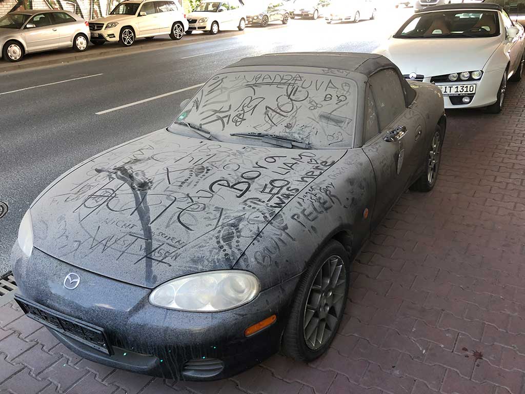 Stadtbilder Frankfurt - Abgestelltes Auto ohne Nummernschild