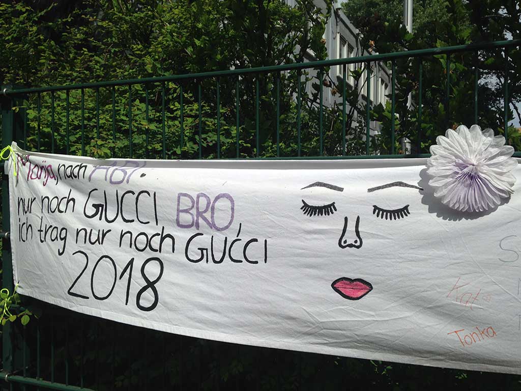 Abi-Banner in Frankfurt - Nur noch Gucci Bro