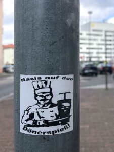Abwandlung des Döner Kebab Logo - Nazis auf den Dönerspieß