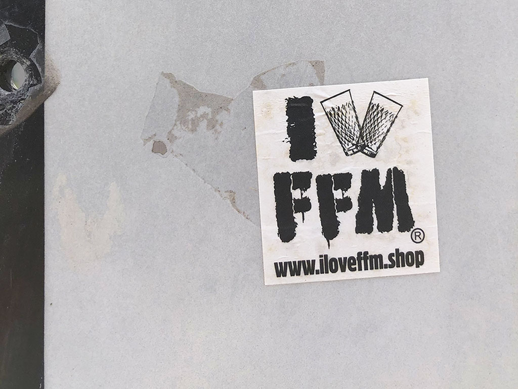 Abwandlung des I love NY Logo: I LOVE FFM mit Apfelweingläsern statt Herz