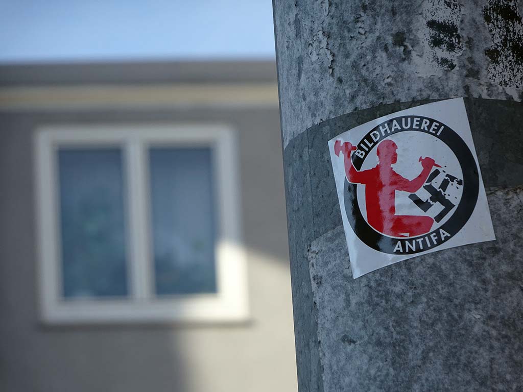 Abwandlung des Logos Antifaschistische Aktion: Bildhauerei