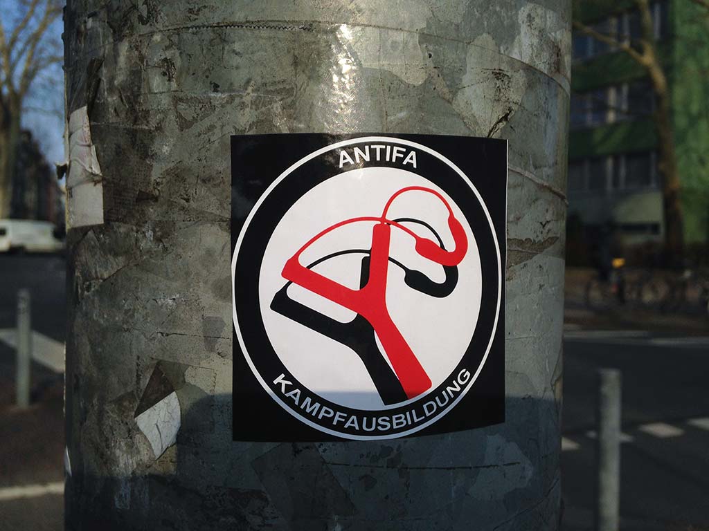 Abwandlung des Logos Antifaschistische Aktion: Kampfausbildung