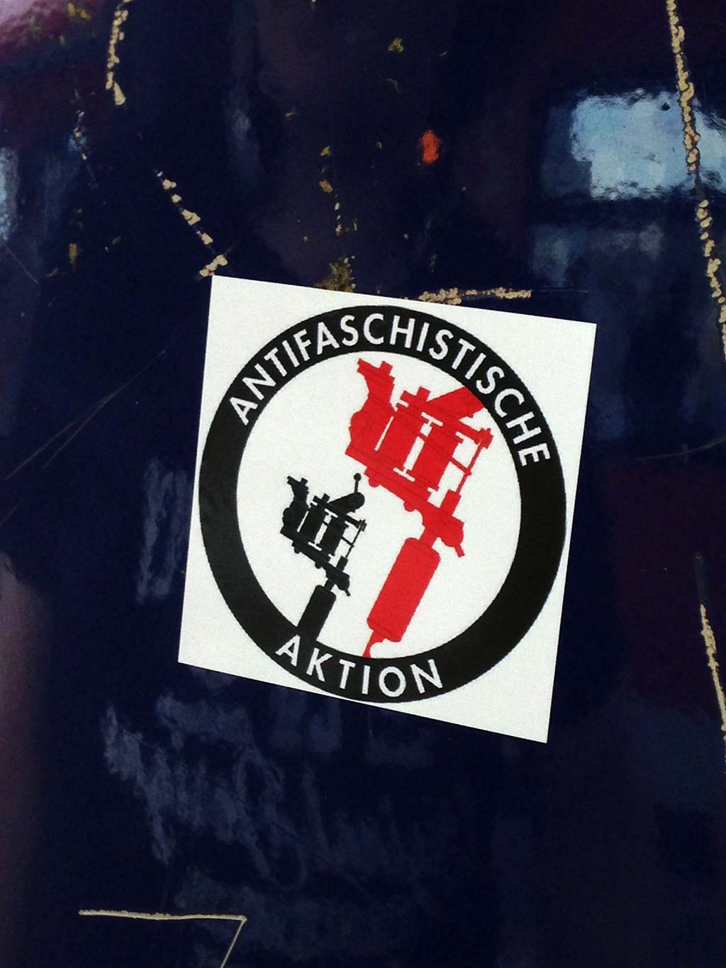 Abwandlung des Logos Antifaschistische Aktion: Tattoomaschine