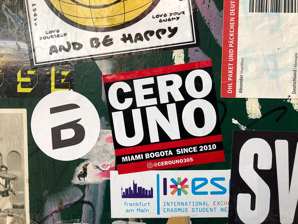 Abwandlung des RUN DMC Logos mit zwei roten Streifen: CERO UNO
