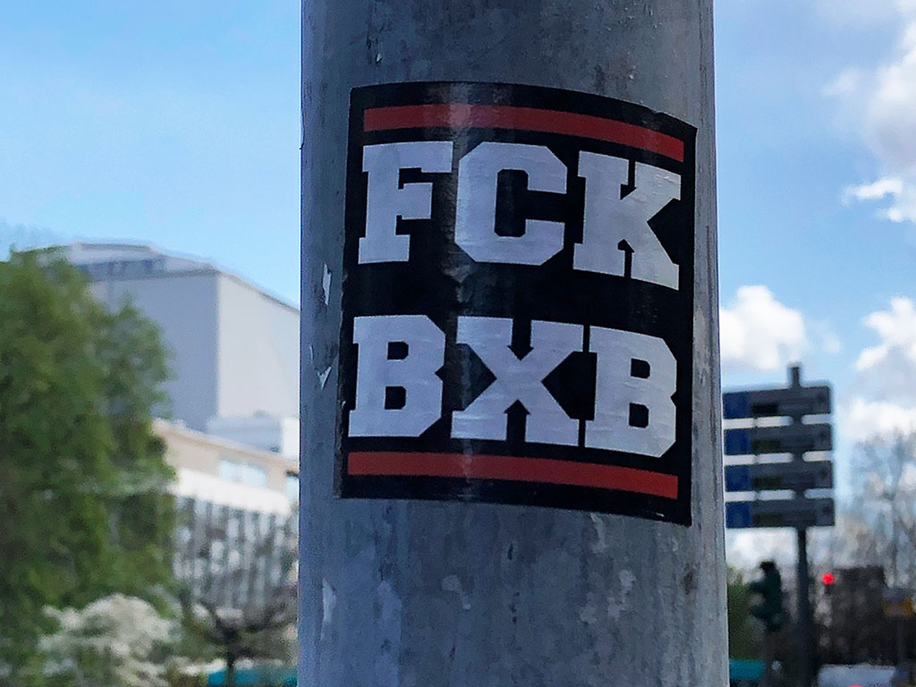 Abwandlung des RUN DMC Logos mit zwei roten Streifen: FCK BXB