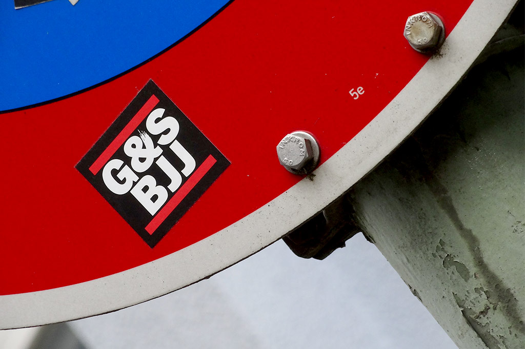 Abwandlung des RUN DMC Logos mit zwei roten Streifen: G&S BJJ
