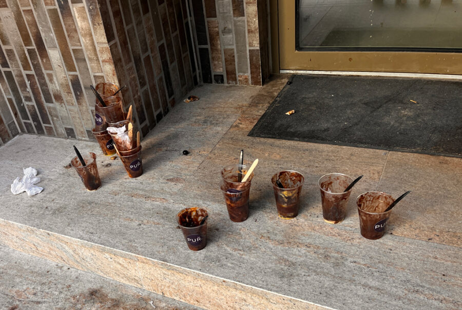 Açaí-Becher-Müll in der unteren Berger Straße