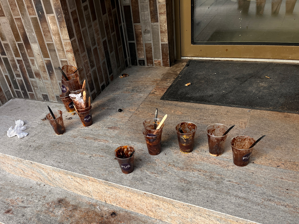 Açaí-Becher-Müll in der unteren Berger Straße