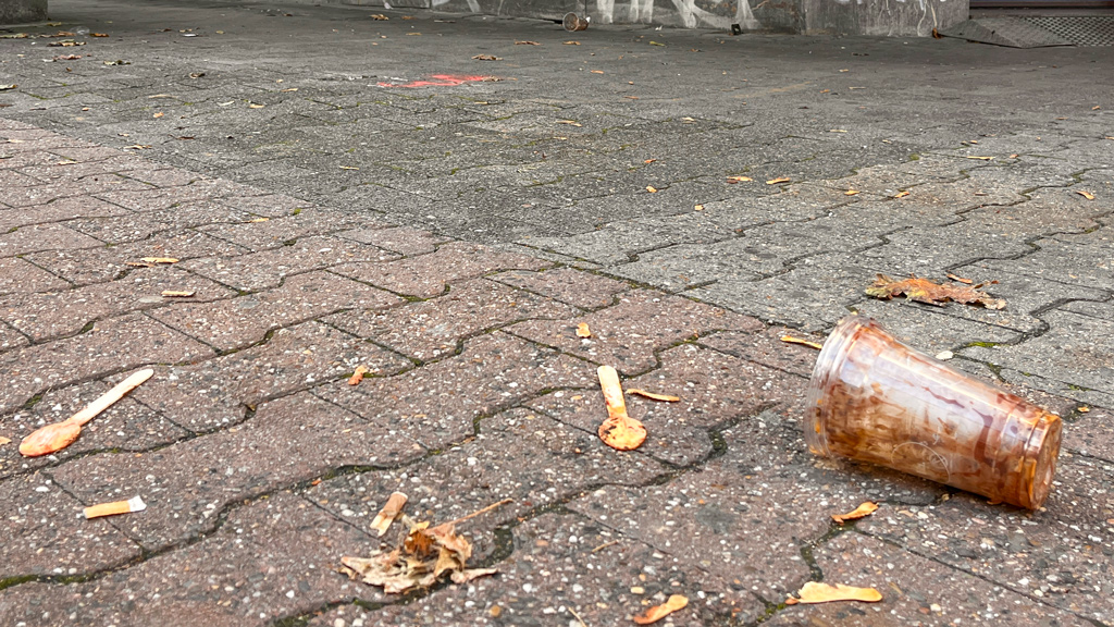 Açaí-Becher-Müll in der unteren Berger Straße