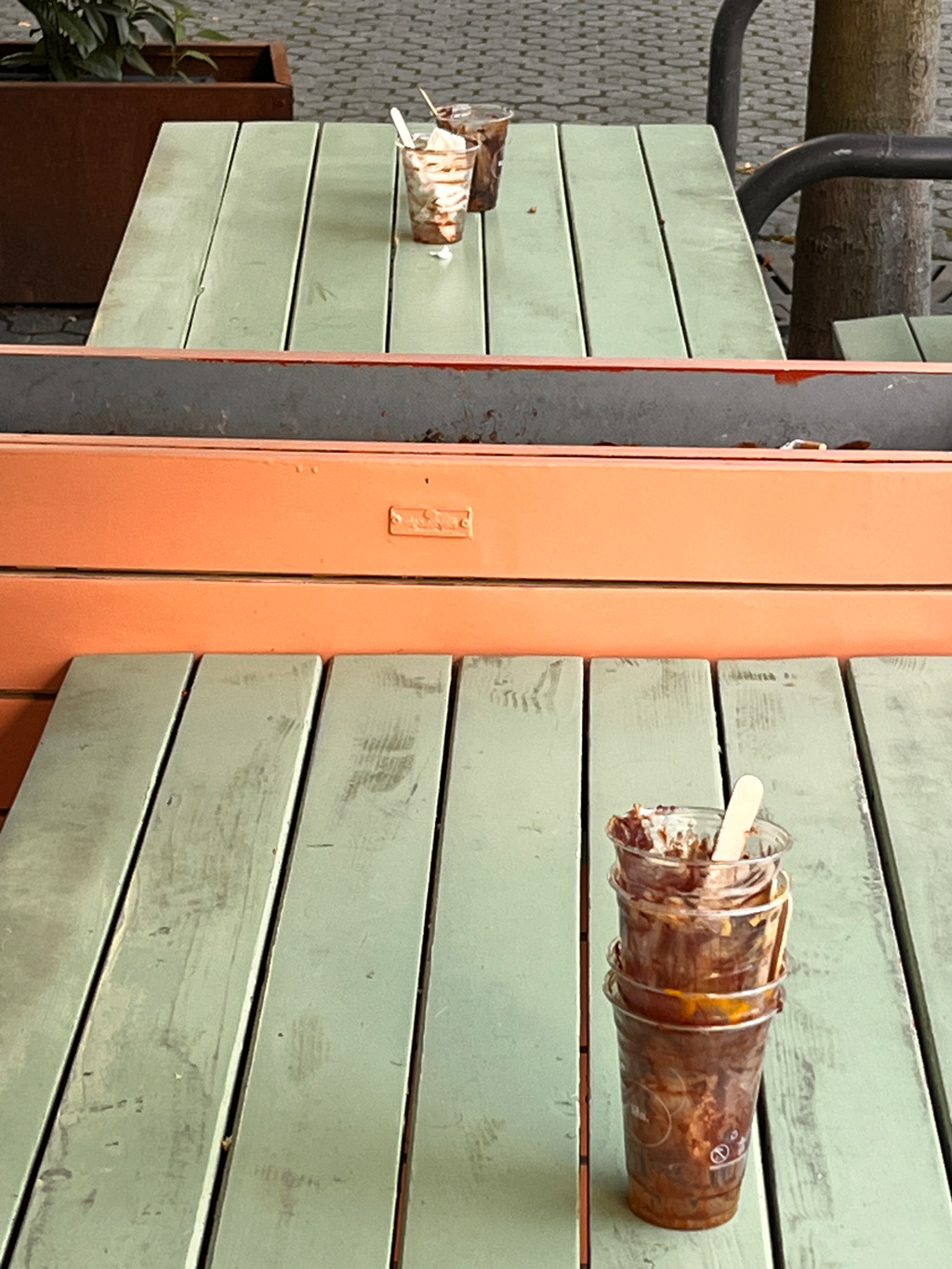 Açaí-Becher-Müll in der unteren Berger Straße