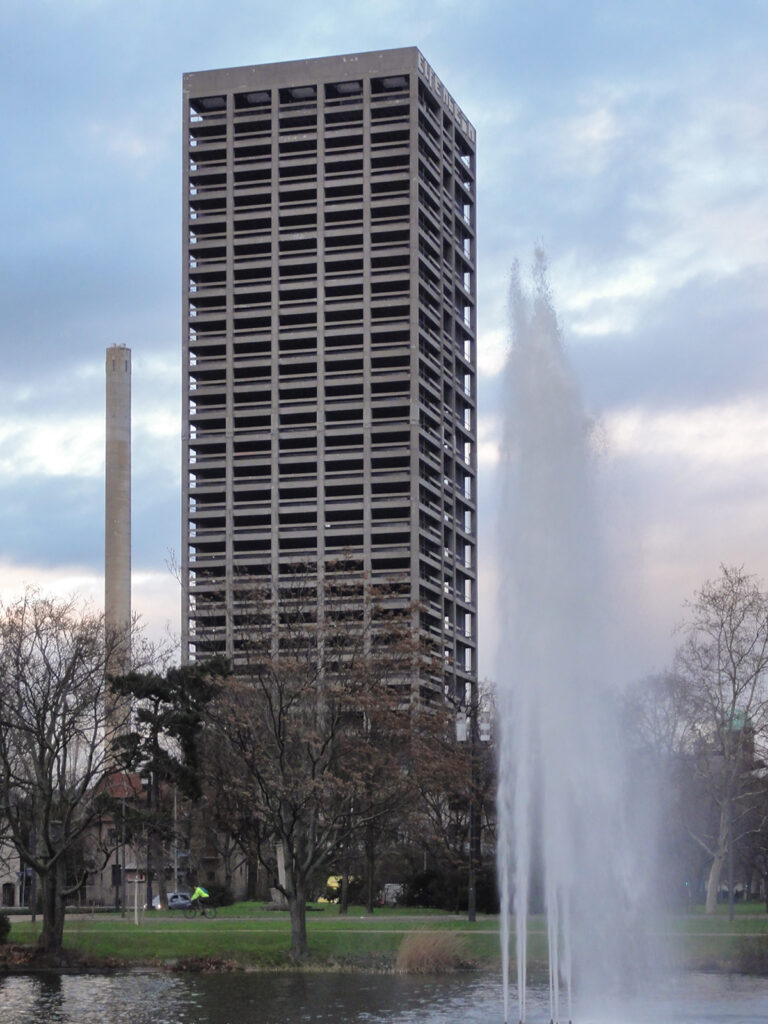 AfE-Turm in Frankfurt wenige Tage vor der Sprengung