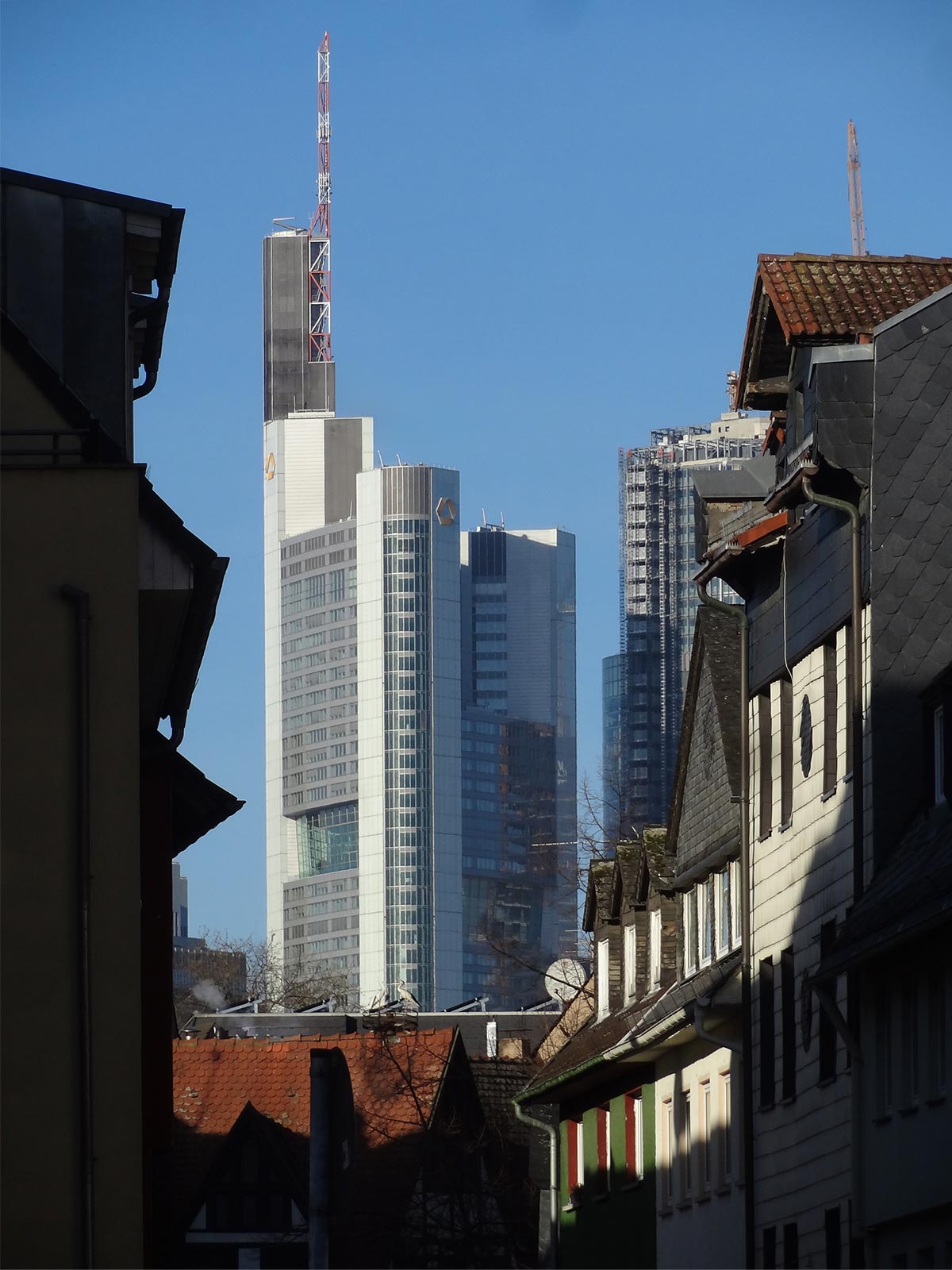 Alt-Sachsenhausen und Skyline (Commerzbank Tower)