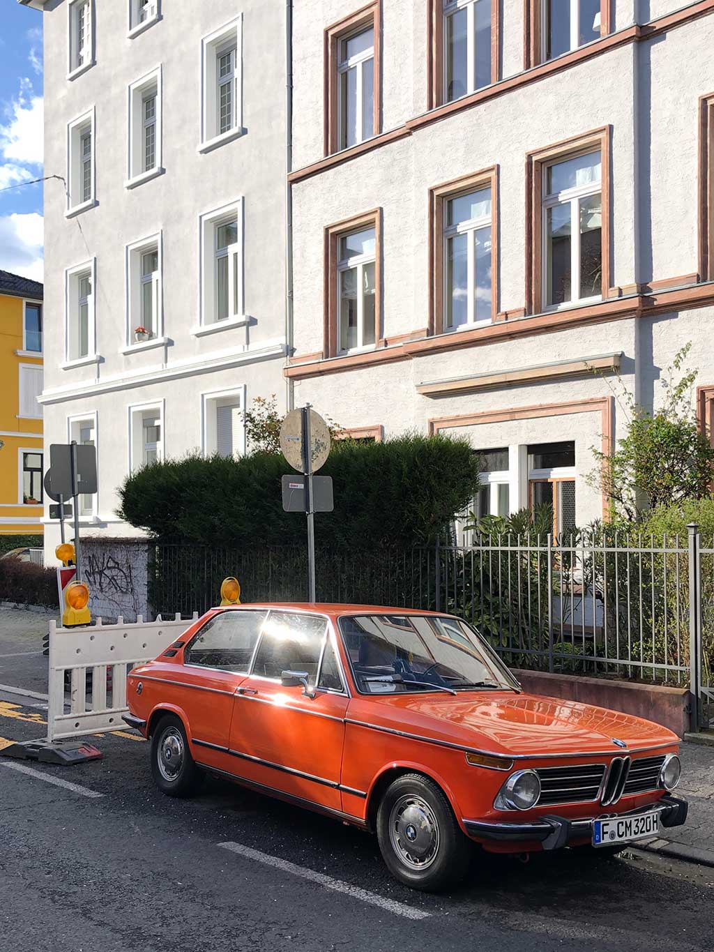 Alter BMW in Orange in Frankfurt