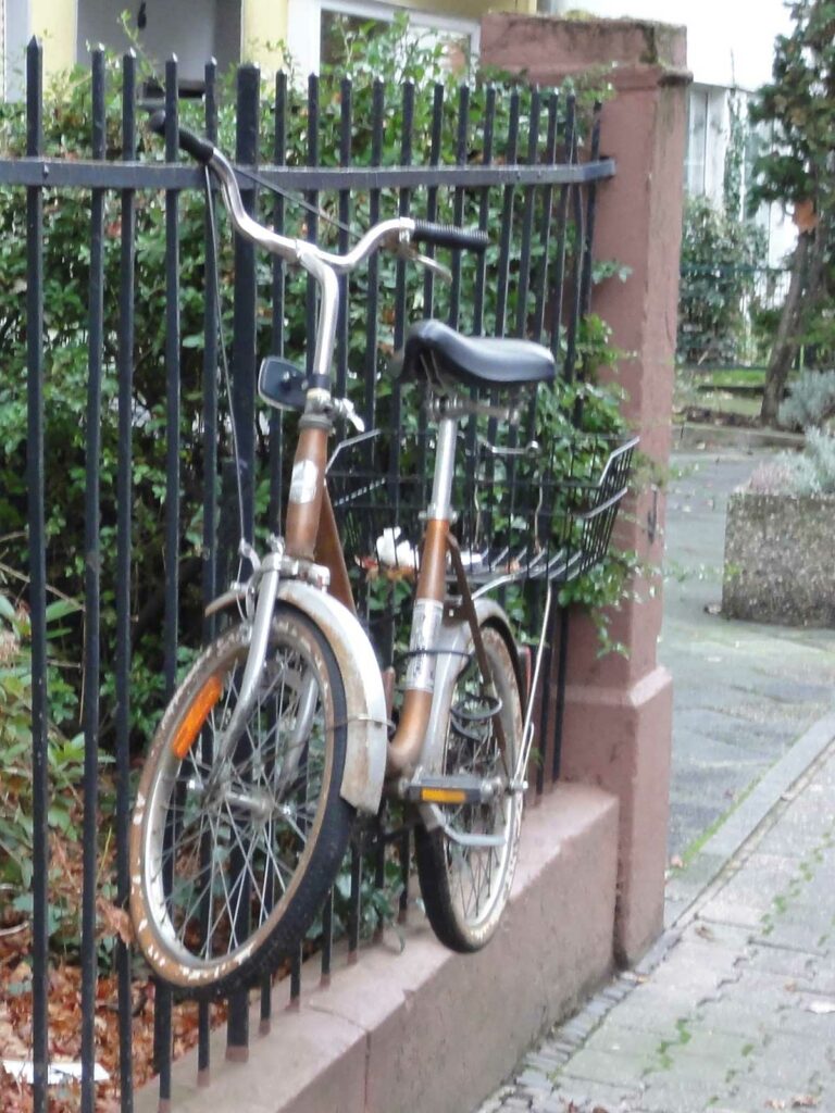 An Zaun hängendes Fahrrad in Frankfurt (2012)
