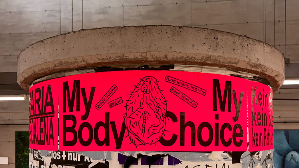Anarcho-feministische Plakatierung gegen evangelikal-fundamentalistische Positionen rund um den Campus Bockenheim in Frankfurt