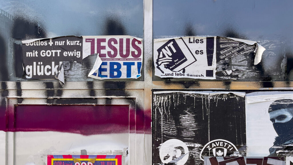 Anarcho-feministische Plakatierung gegen evangelikal-fundamentalistische Positionen rund um den Campus Bockenheim in Frankfurt