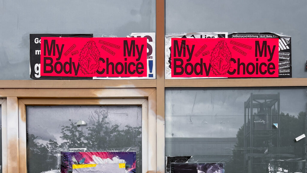 Anarcho-feministische Plakatierung gegen evangelikal-fundamentalistische Positionen rund um den Campus Bockenheim in Frankfurt