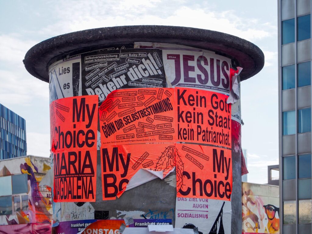 Anarcho-feministische Plakatierung gegen evangelikal-fundamentalistische Positionen rund um den Campus Bockenheim in Frankfurt