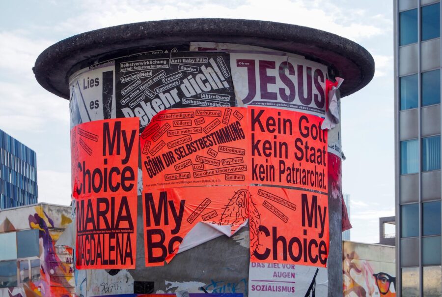 Anarcho-feministische Plakatierung gegen evangelikal-fundamentalistische Positionen rund um den Campus Bockenheim in Frankfurt