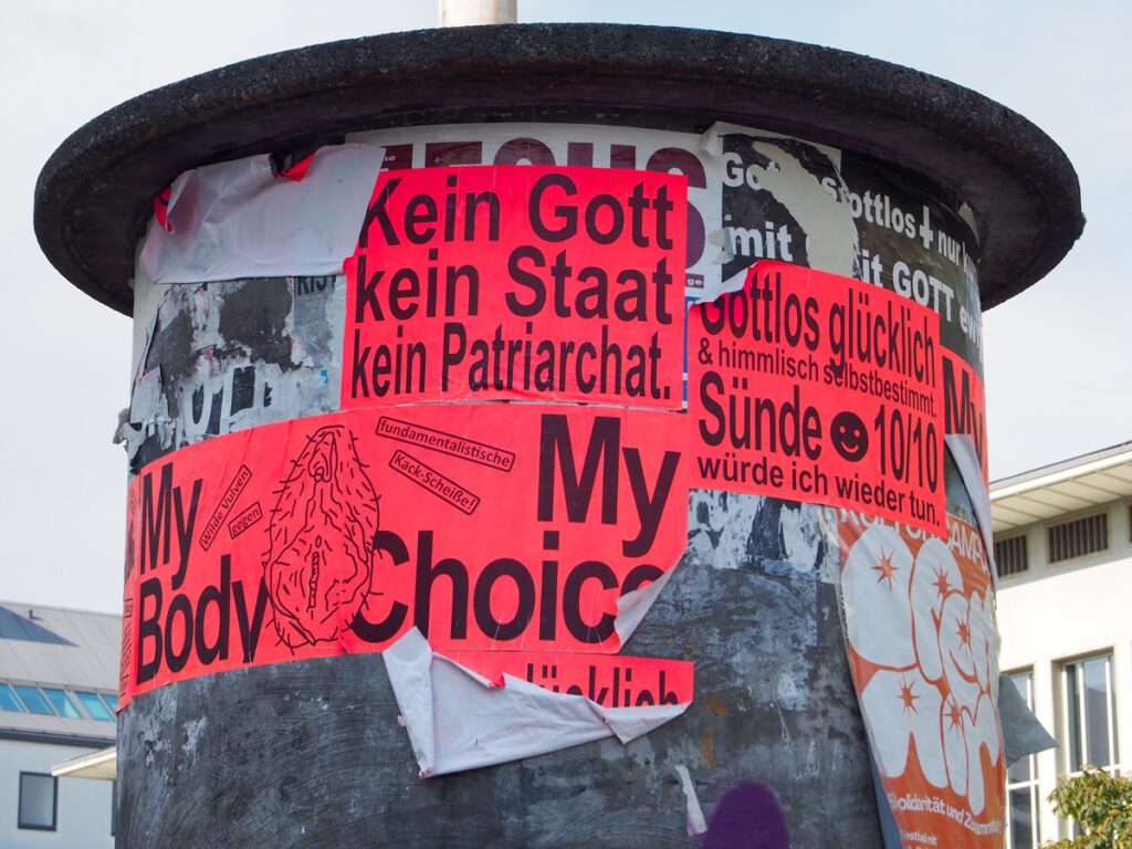 Anarcho-feministische Plakatierung gegen evangelikal-fundamentalistische Positionen rund um den Campus Bockenheim in Frankfurt