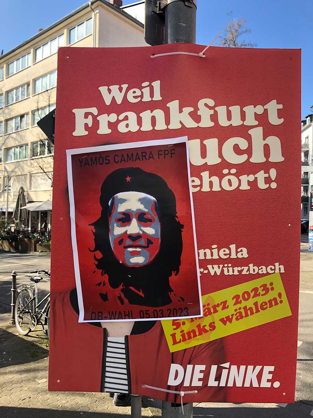 Anhänger des Frankfurter OB-Kandidaten Yamos Camara überkleben weiterhin Plakate anderer