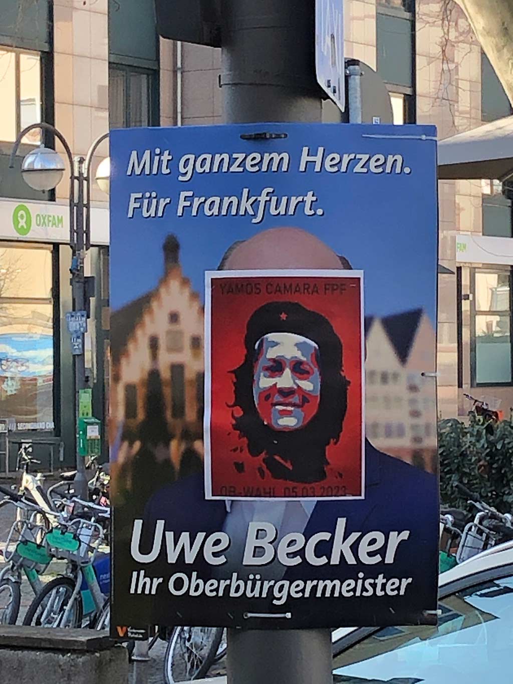 Anhänger des Frankfurter OB-Kandidaten Yamos Camara überkleben weiterhin Plakate anderer