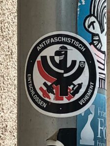 „Antifaschistisch - Entschlossen - Vehement" - Aufkleber mit Gossenpost-Abwandlung des Leistikow-Adlers