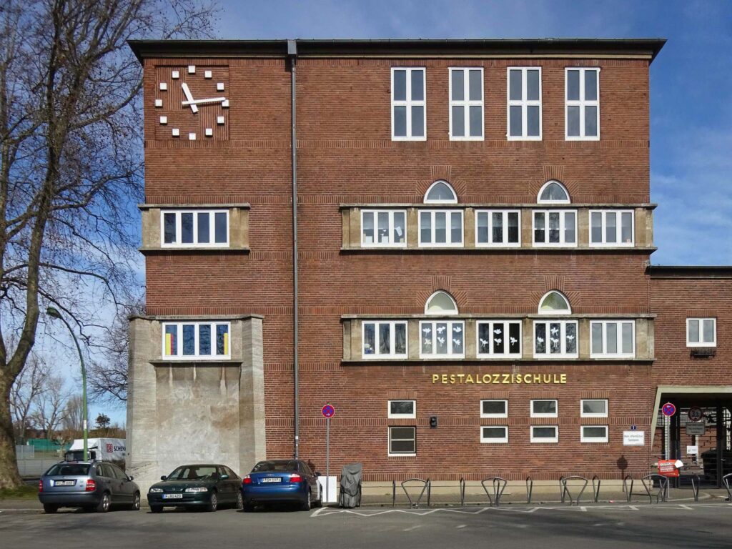 Architektur von Martin Elsässer - Die Pestalozzischule in Frankfurt am. Main