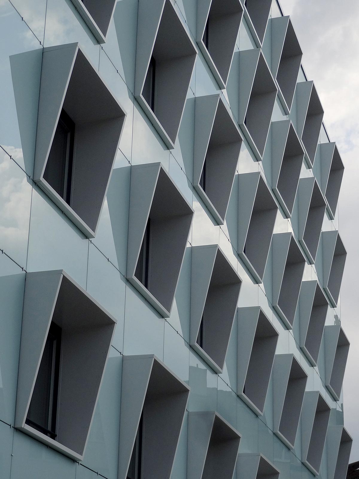 Architekturfotografie Frankfurt: Fensterreiche Fassade des DEVK-Bürogebäudes im Stadtteil Gallus