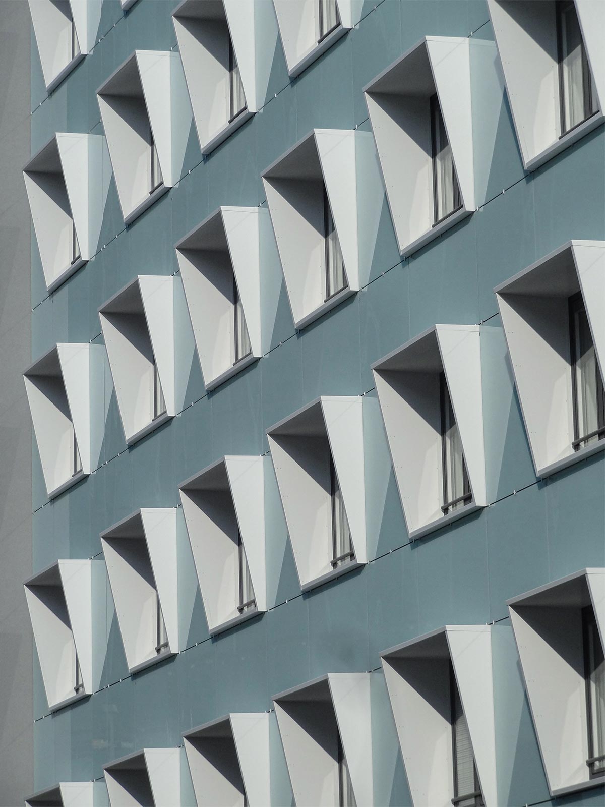Architekturfotografie Frankfurt: Fensterreiche Fassade des DEVK-Bürogebäudes im Stadtteil Gallus