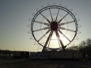 Aufbau des Riesenrads auf der Frankfurter Dippemess