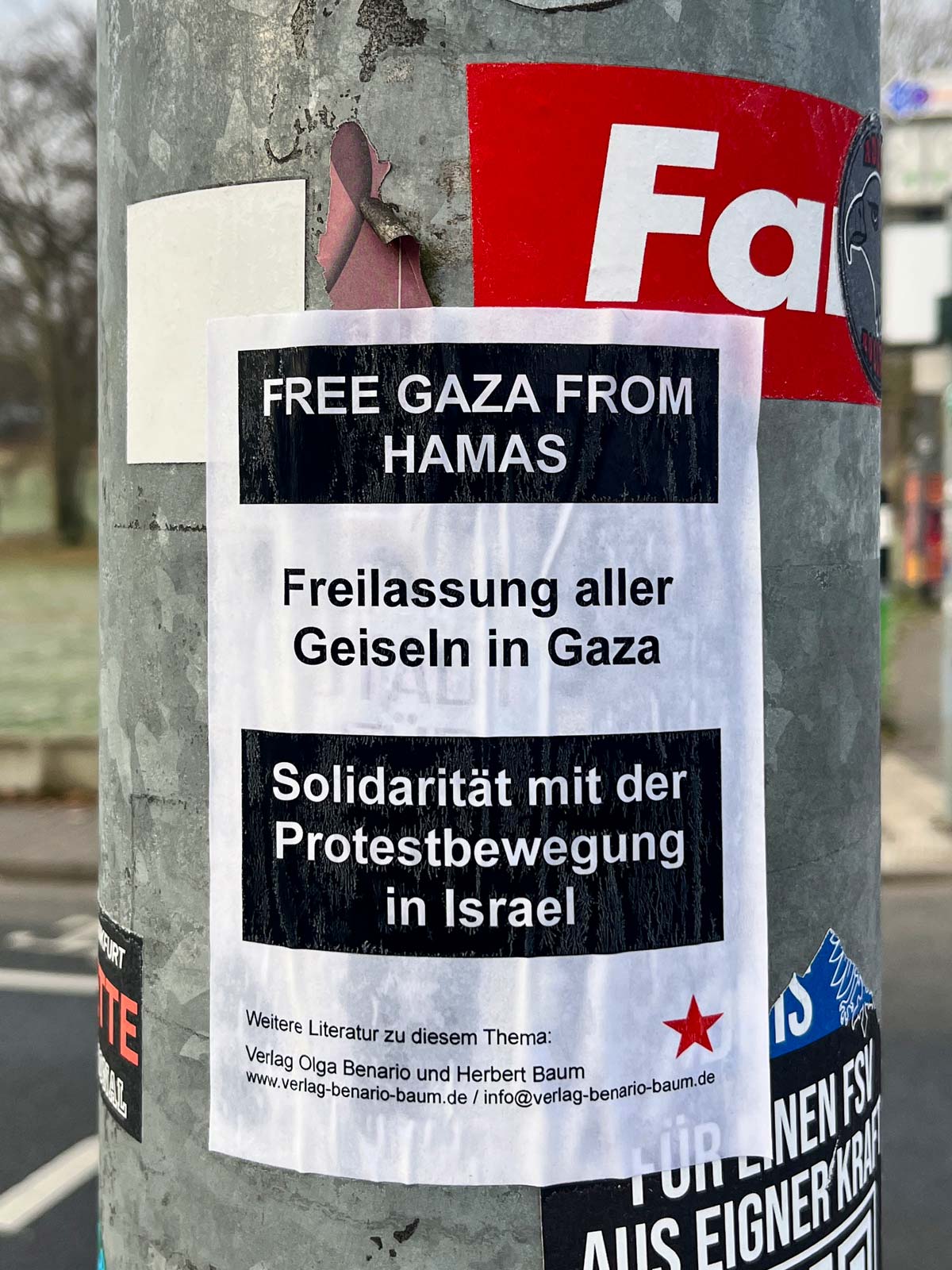 Aufkleber, Banner, Sprüche und Zettel in Frankfurt zum Krieg zwischen Israel und Palästina bzw. der Hamas