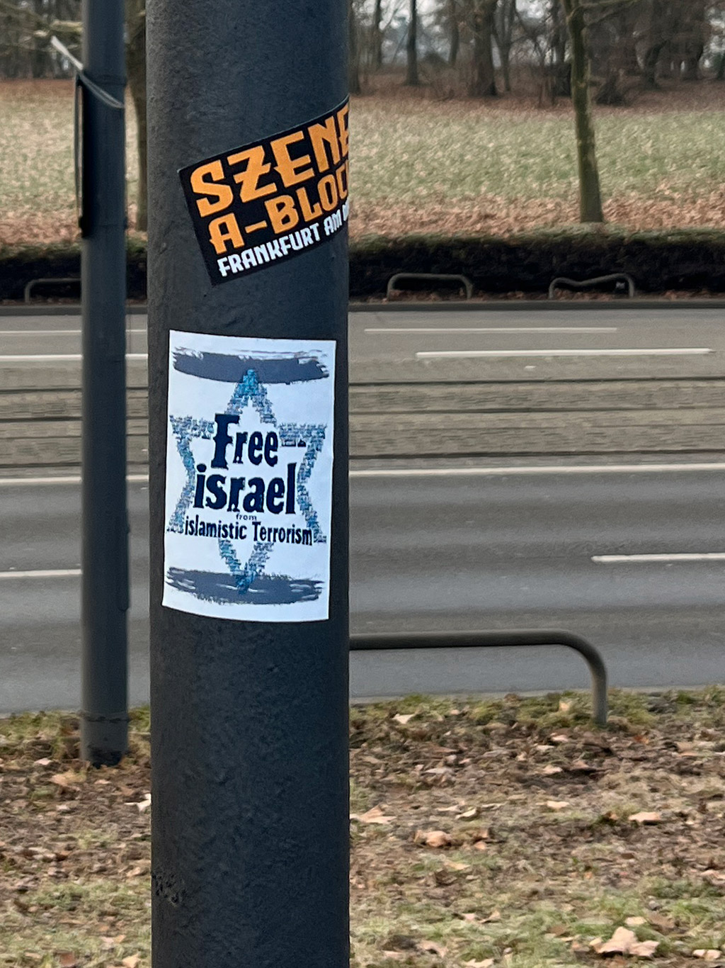 Aufkleber, Banner, Sprüche und Zettel in Frankfurt zum Krieg zwischen Israel und Palästina bzw. der Hamas