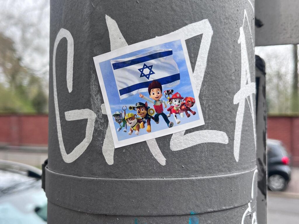 Aufkleber, Banner, Sprüche und Zettel in Frankfurt zum Krieg zwischen Israel und Palästina bzw. der Hamas