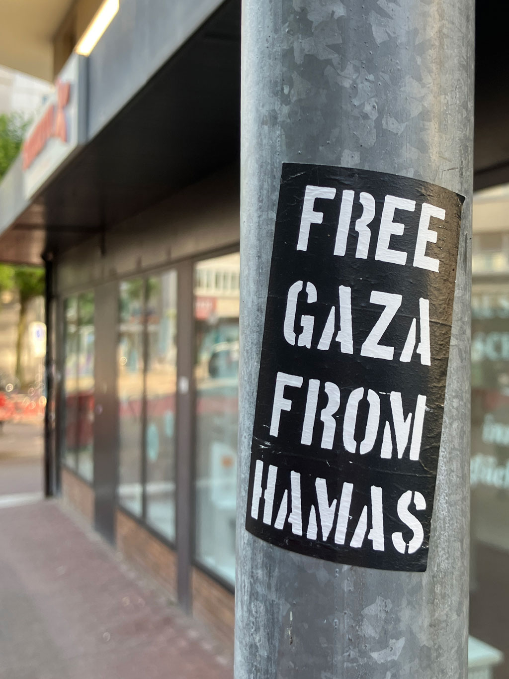 Aufkleber, Banner, Sprüche und Zettel in Frankfurt zum Krieg zwischen Israel und Palästina bzw. der Hamas