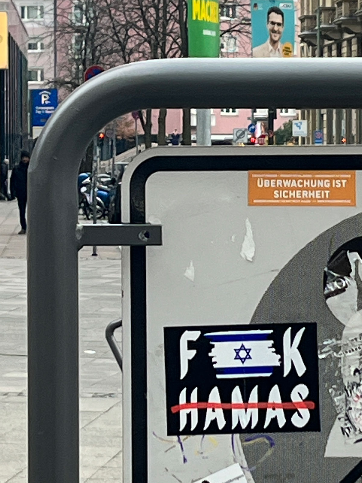 Aufkleber, Banner, Sprüche und Zettel in Frankfurt zum Krieg zwischen Israel und Palästina bzw. der Hamas
