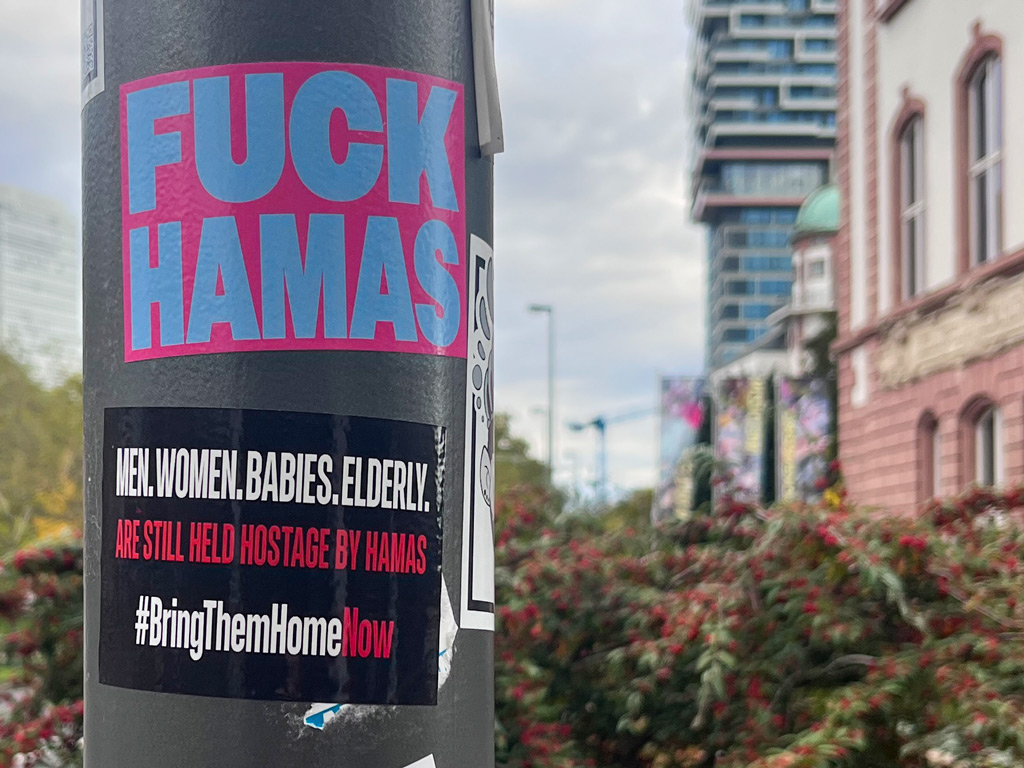 Aufkleber, Banner, Sprüche und Zettel in Frankfurt zum Krieg zwischen Israel und Palästina bzw. der Hamas