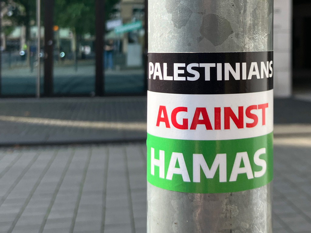 Aufkleber, Banner, Sprüche und Zettel in Frankfurt zum Krieg zwischen Israel und Palästina bzw. der Hamas