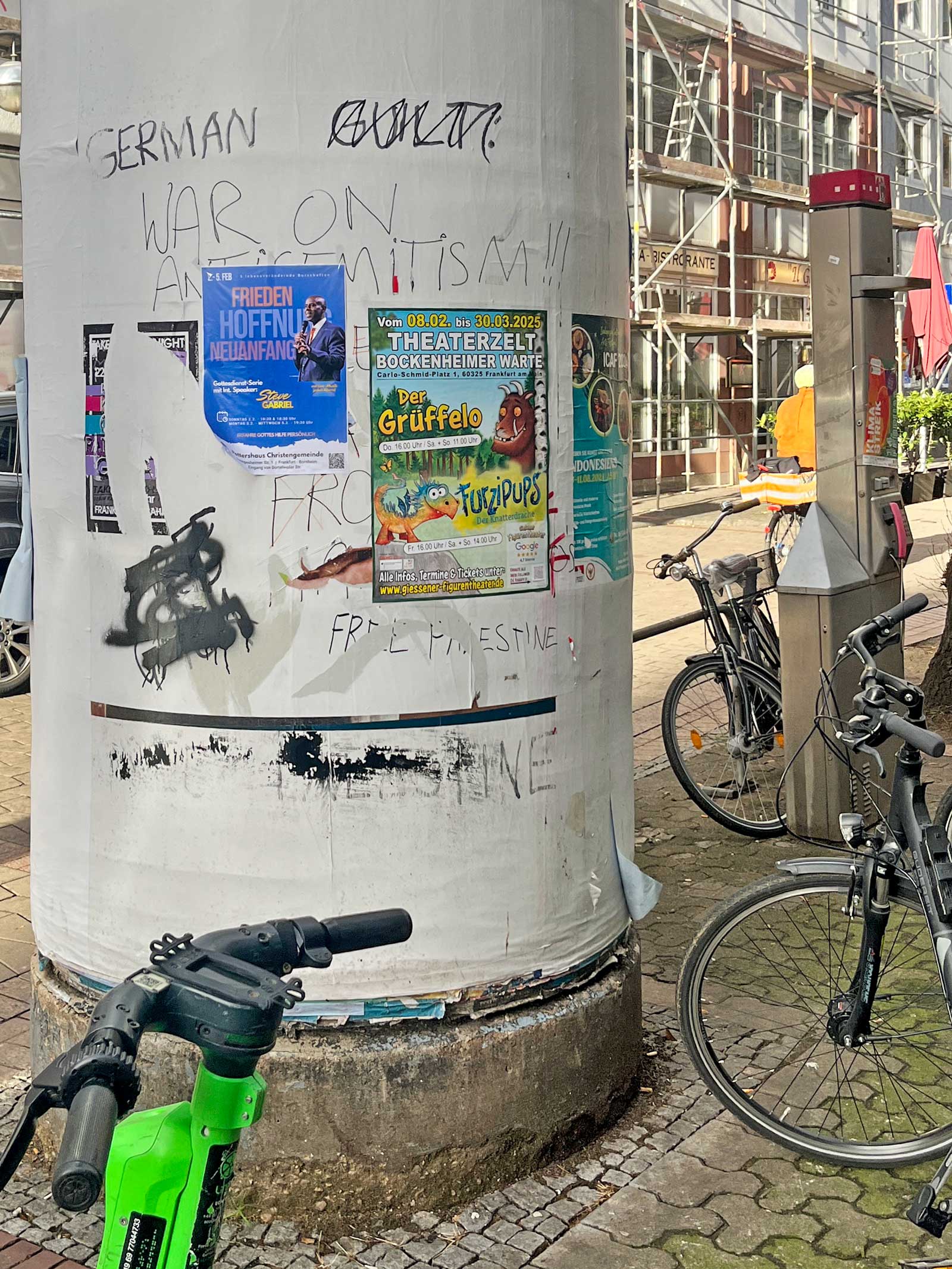 Aufkleber, Banner, Sprüche und Zettel in Frankfurt zum Krieg zwischen Israel und Palästina bzw. der Hamas