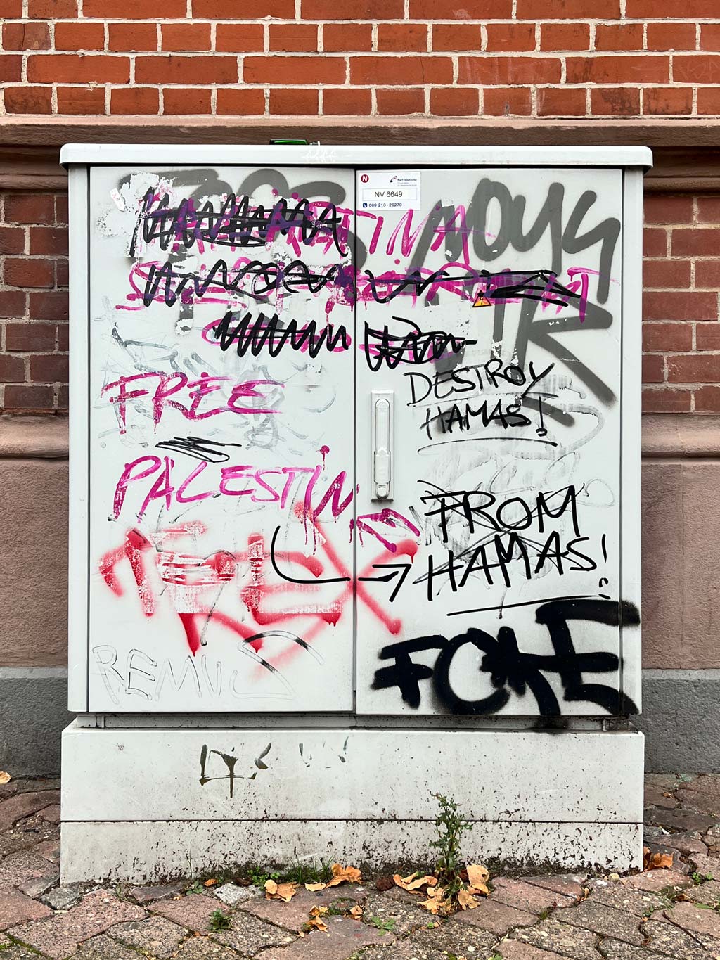 Aufkleber, Banner, Sprüche und Zettel in Frankfurt zum Krieg zwischen Israel und Palästina bzw. der Hamas