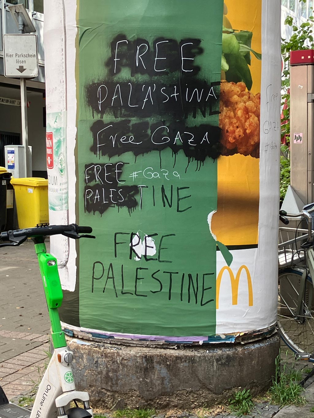Aufkleber, Banner, Sprüche und Zettel in Frankfurt zum Krieg zwischen Israel und Palästina bzw. der Hamas