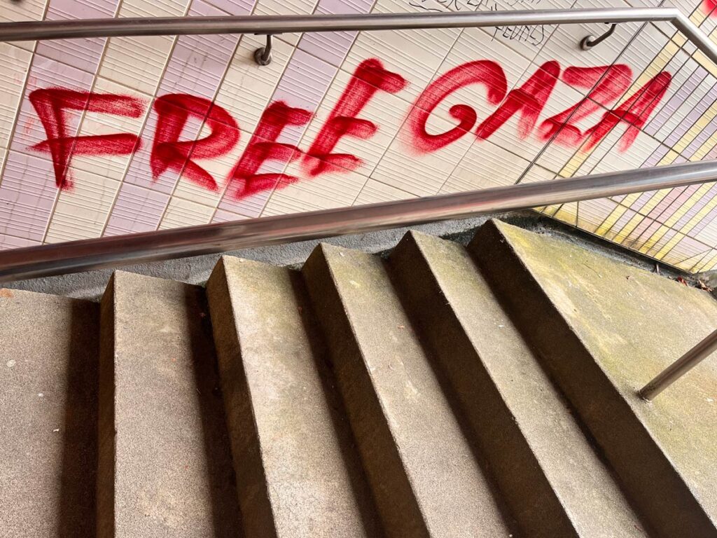 Aufkleber, Banner, Sprüche und Zettel in Frankfurt zum Krieg zwischen Israel und Palästina bzw. der Hamas