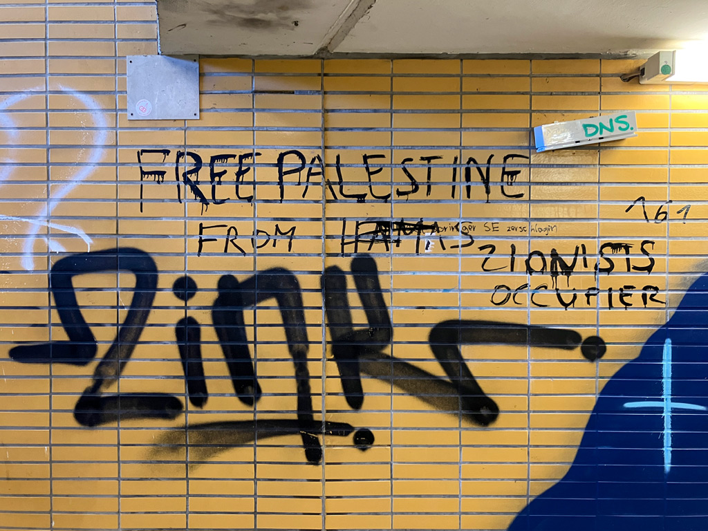 Aufkleber, Banner, Sprüche und Zettel in Frankfurt zum Krieg zwischen Israel und Palästina bzw. der Hamas