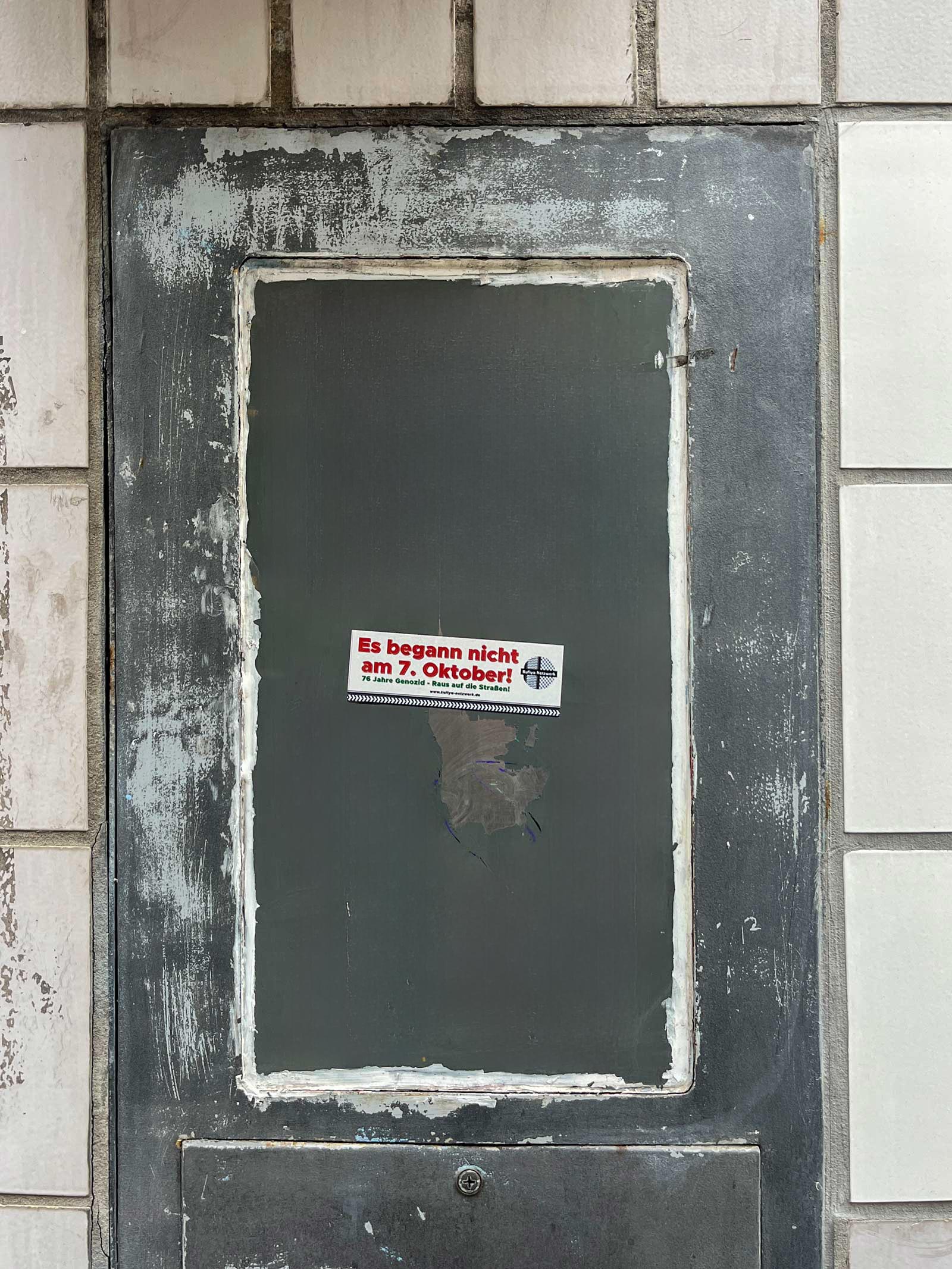 Aufkleber, Banner, Sprüche und Zettel in Frankfurt zum Krieg zwischen Israel und Palästina bzw. der Hamas