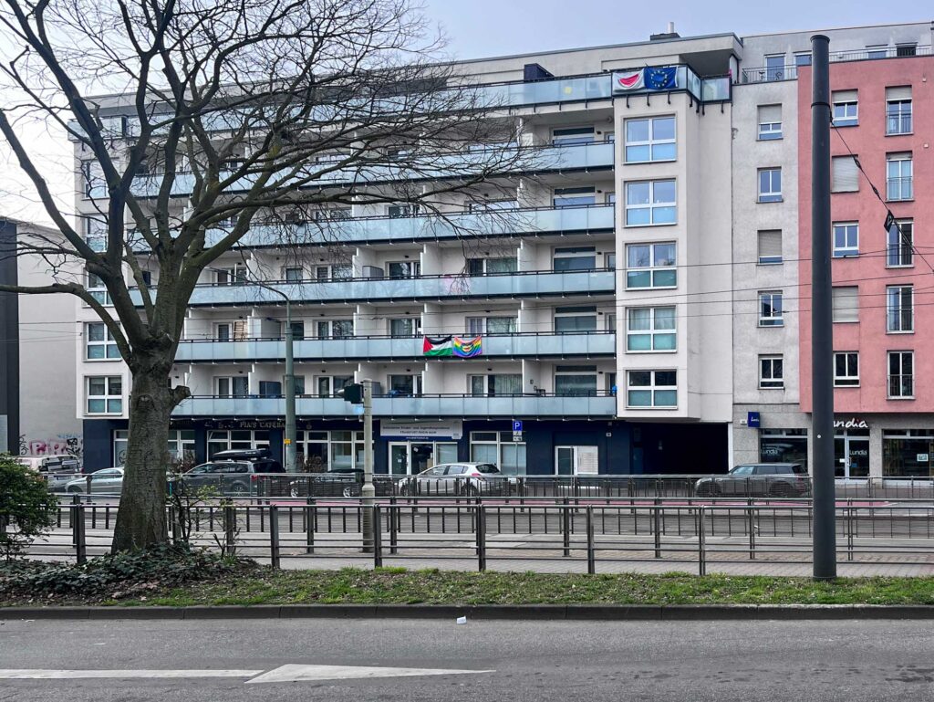 Aufkleber, Banner, Sprüche und Zettel in Frankfurt zum Krieg zwischen Israel und Palästina bzw. der Hamas