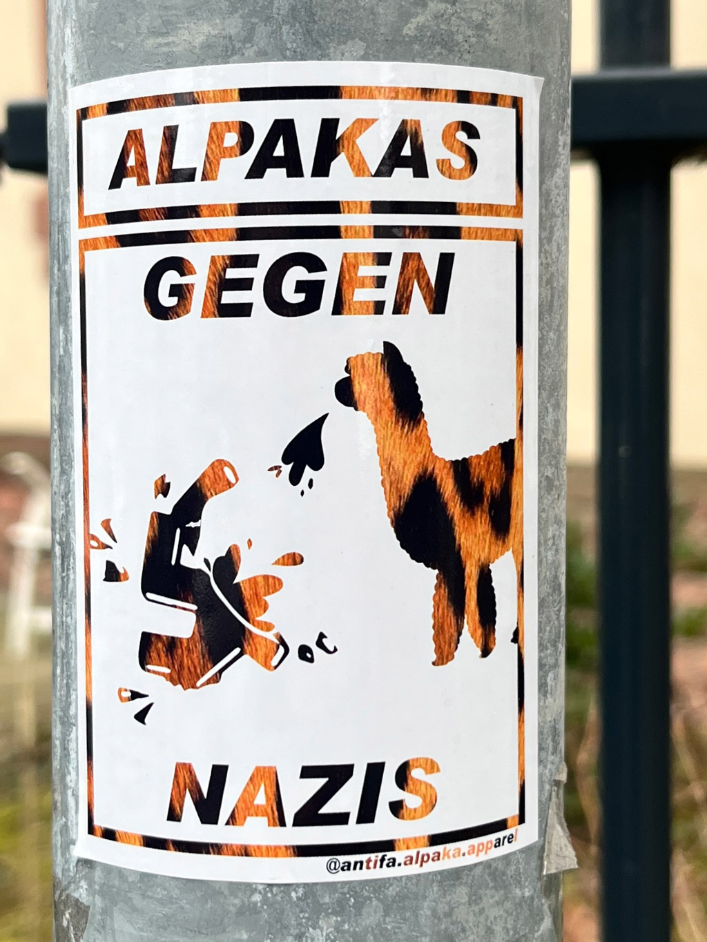 Aufkleber-Meme: Alpaka gegen Nazis