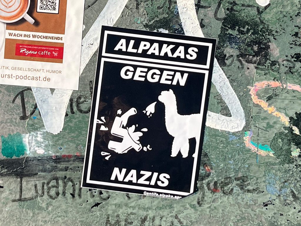 Aufkleber-Meme: Alpaka gegen Nazis