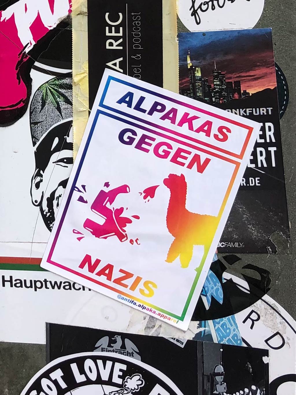 Aufkleber-Meme: Alpaka gegen Nazis