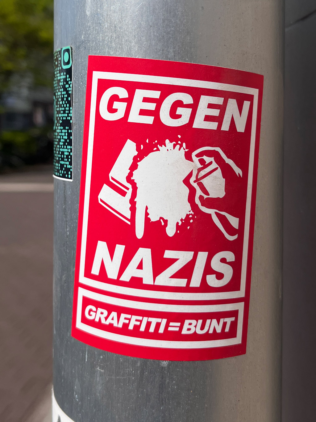 Aufkleber-Meme: Gegen Nazis, Graffiti = Bunt