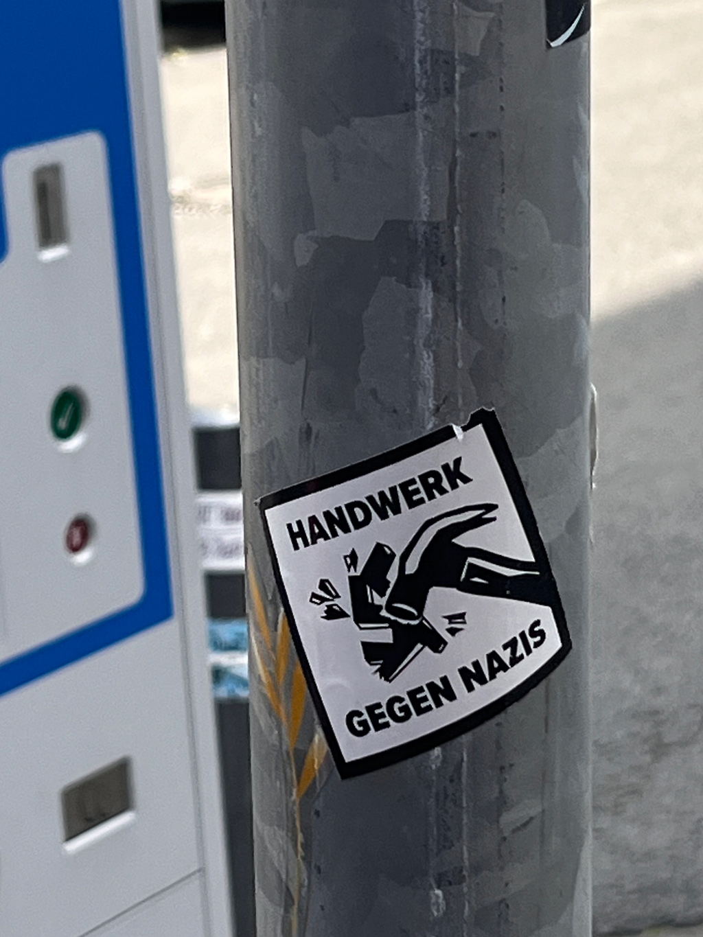 Aufkleber-Meme: Handwerk gegen Nazis